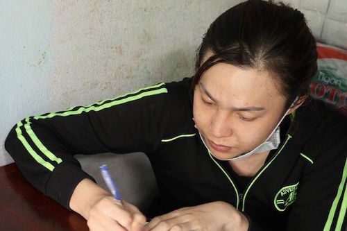 'Người đẹp chuyển giới' bị bắt khi chở thuốc lá lậu