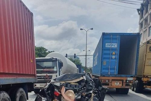 Chờ đèn đỏ, Camry bị container húc nát đuôi