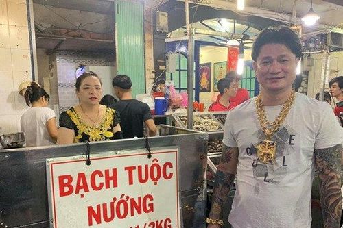 Clip: Xuất hiện người đàn ông đeo 100 cây vàng đứng bán ốc trên phố Sài Gòn