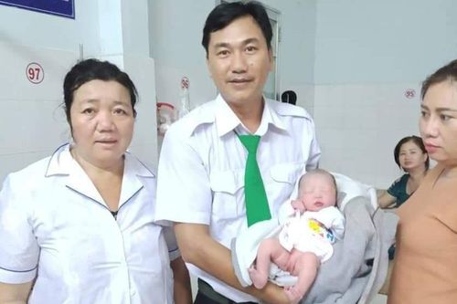 Hai ngày 4 em bé chào đời trên taxi Mai Linh