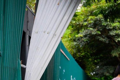Hiểm họa rình rập khi ra đường trong ngày mưa bão