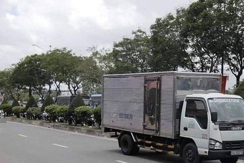 Grabbike va chạm xe GoViet, nữ hành khách ngã xuống đường tử vong