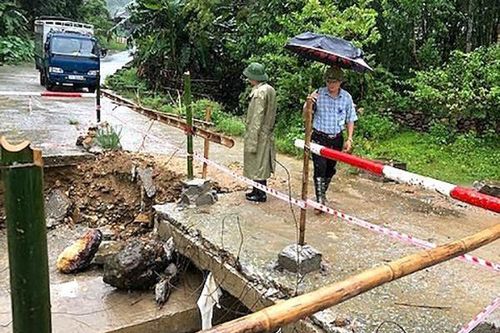 Mưa lớn, sạt lở nhiều tuyến đường ở các huyện miền núi Nghệ An