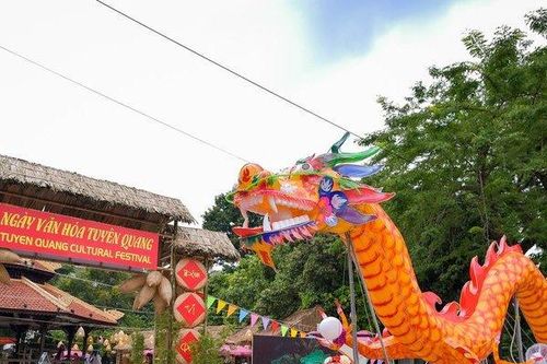 Cận cảnh 2 xe đèn Trung thu khổng lồ xuất hiện giữa đường phố Hà Nội