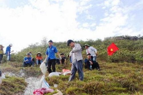 Dòng chữ 'Bác Hồ sống mãi' tạc khắc trên rú Nhón 50 năm vẫn trường tồn