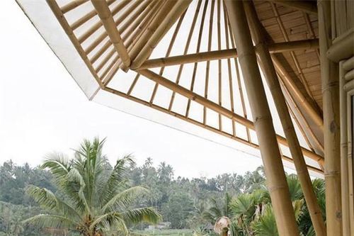 Sao Việt ngày 1/9: Ngọc Trinh chụp ảnh 'nhạy cảm' bên Khắc Tiệp