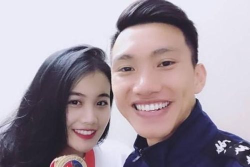 Bạn gái Đoàn Văn Hậu kém xinh so với vợ hậu vệ ĐT Thái Lan