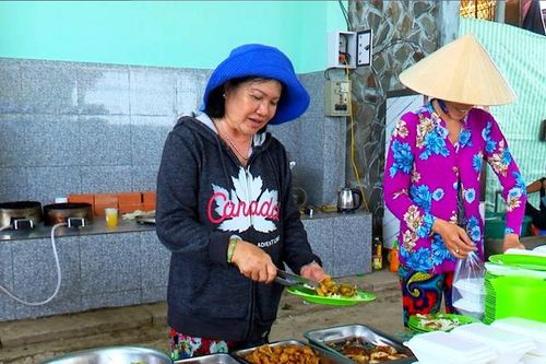Chị Hạnh mở quán cơm 0 đồng