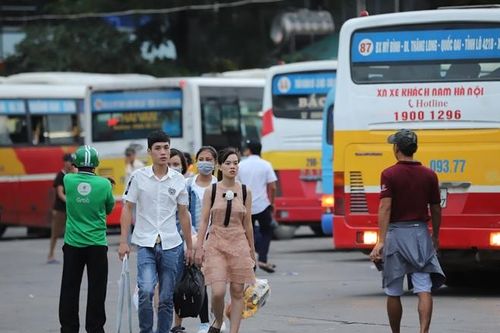 Sau kỳ nghỉ lễ, người dân lỉnh kỉnh đồ đạc về lại Thủ đô