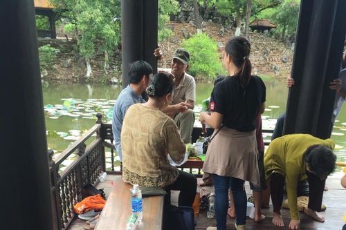 Khách tham quan 'vô tư' bày đồ ăn và uống bia tại di tích Xung Khiêm Tạ- lăng Tự Đức