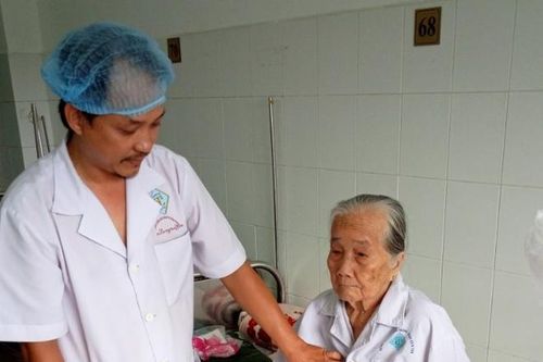 Phẫu thuật thành công cho cụ bà 84 tuổi 10 năm đau sỏi bàng quang