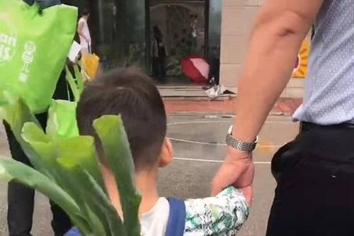 Vật đặc biệt ông nội đặt trong balo cháu ngày đầu đến trường