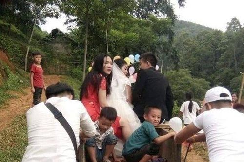 'Phát sốt' với đám cưới rước dâu bằng công nông và phản ứng bất ngờ của người vợ