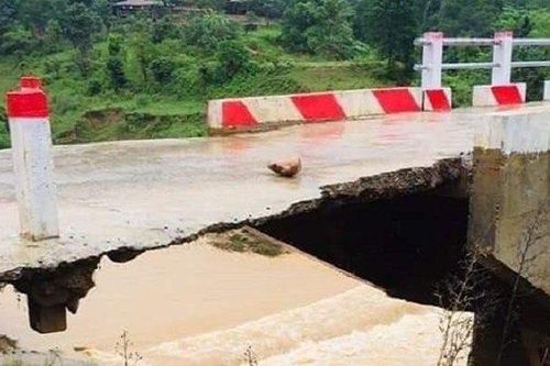 Mặt cầu mỏng 'như bánh tráng' vì bị nước lũ xói mòn móng cầu