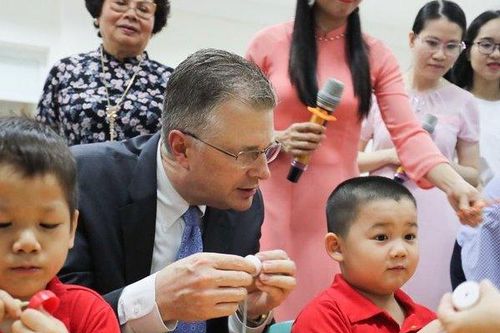 Đại sứ Mỹ đón Tết Trung thu sớm cùng trẻ em tự kỷ