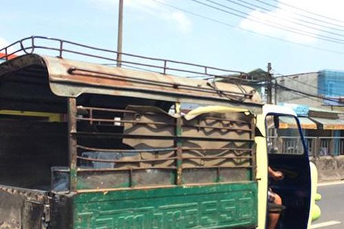 Xe hết 'đát' chạy nghênh ngang trên đường