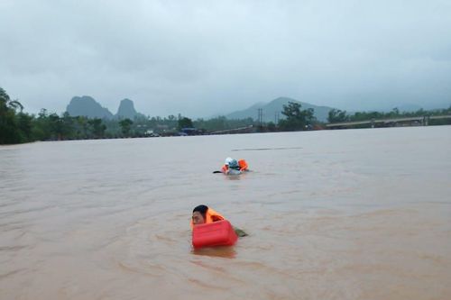 Lật ca nô khi đi thị sát lũ, 6 cán bộ ở huyện Tuyên Hóa bị cuốn trôi