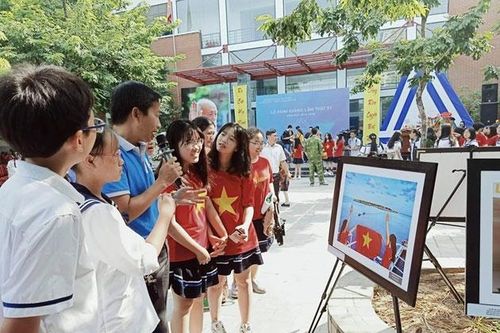 Trưng bày ảnh 'Nơi đầu sóng' tại trường THCS - THPT Lương Thế Vinh