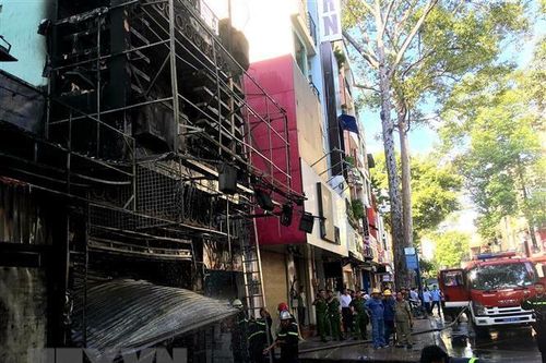 TP.HCM: Giải cứu 2 người trong vụ cháy tại ngôi nhà 4 tầng