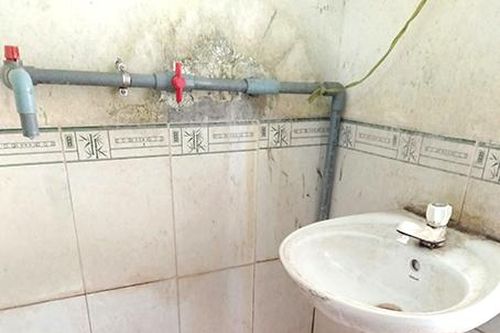 Nhà vệ sinh ở Ga Long Khánh xuống cấp