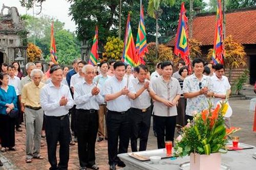 Dâng hương tại di tích lịch sử Đền Đức Thánh Nguyễn