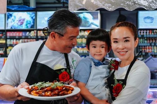 Vợ chồng Phạm Văn Phương - Lý Minh Thuận đưa con trai đi dự sự kiện