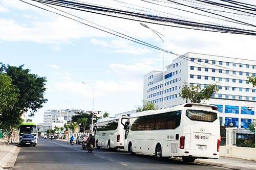 Xe du lịch bao vây bệnh viện