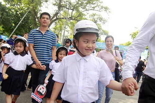 Học sinh và phụ huynh Hà Nội rạng ngời đi bộ kêu gọi đội mũ bảo hiểm cho trẻ em