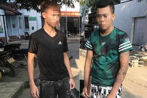 Nghênh ngang vác kiếm 'đi dạo', hai thanh niên bị cảnh sát giao thông khống chế