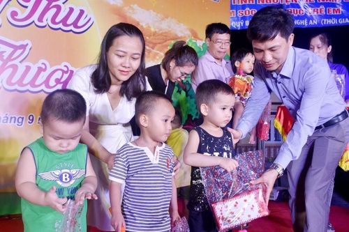 Ấm áp một đêm 'Trung thu yêu thương' sớm