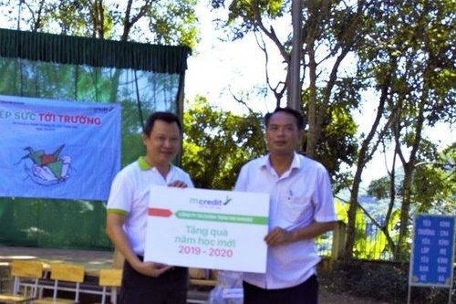 Mcredit tiếp sức đến trường cho trẻ em vùng lũ