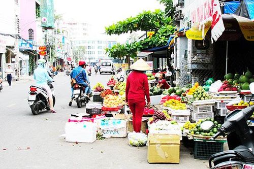 Bày hàng hóa xuống lòng đường