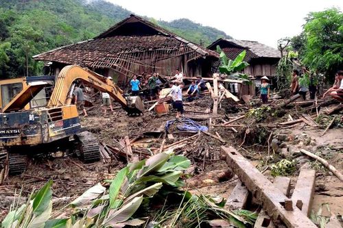 4 nhà dân bị sập, lũ cuốn trôi