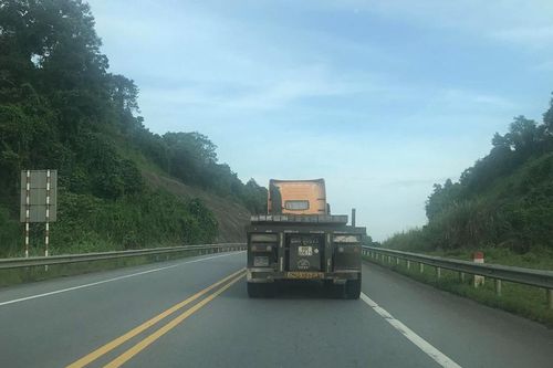 Kiểm tra, xử lý nghiêm container đi ngược chiều trên cao tốc Hà Nội - Lào Cai