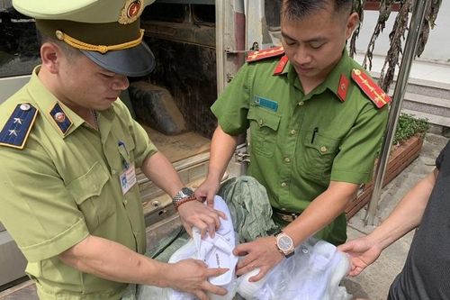 Lạng Sơn: Thu giữ lô giày nghi giả nhãn hiệu Nike, Adidas