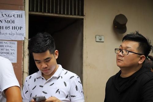 Chen chân trên phố Thụy Khuê chờ mua bánh Trung thu
