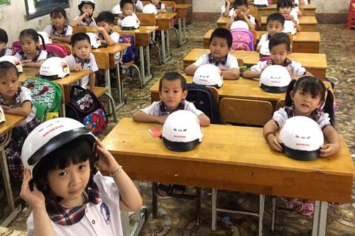 Công ty TNHH MTV TM&DV Xuân Toàn tặng mũ bảo hiểm cho học sinh Trường Tiểu học Tây Đằng A