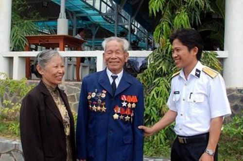 Can trường trên hai trận tuyến