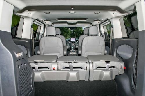 Ra mắt Ford MPV Tourneo gồm 2 phiên bản, giá từ 999 triệu đồng