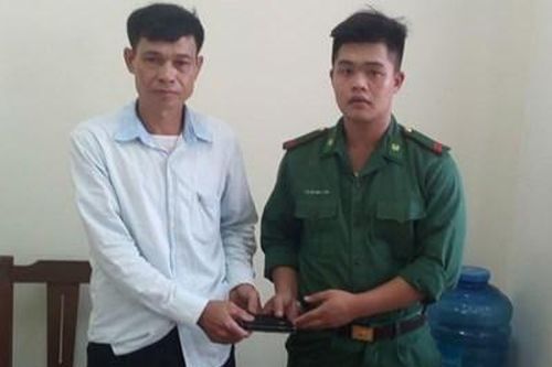 Chiến sĩ biên phòng trả lại của rơi