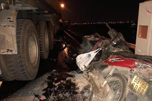 Ba xe máy bị đâm xuống sông Hồng: Một người mất tích, lái xe container bỏ trốn