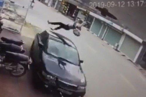 Clip: Nữ sinh đi xe đạp điện ngược chiều bị ô tô hất văng lên không trung