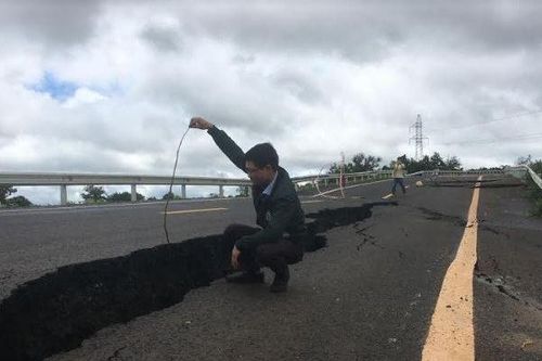 Vụ đường 250 tỷ mới hoàn thành đã nứt toác: Tạm dừng công tác 2 cán bộ