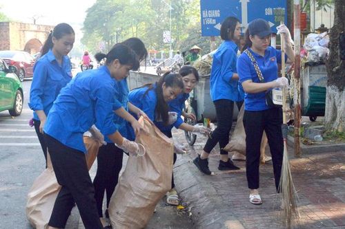 Hơn 200 đoàn viên, thanh niên tham gia vệ sinh môi trường