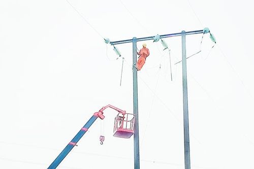 Ngành Điện 'căng mình' khắc phục sự cố sau mưa giông