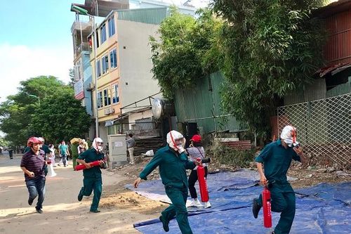 'Cháy' liên tiếp 3 nhà liền kề, cứu người bị mắc kẹt tại đám cháy phường Đội Cấn