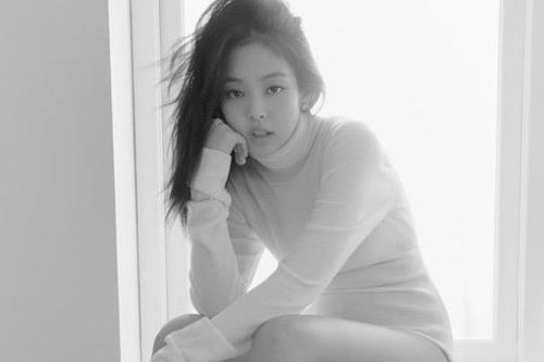Jennie diện cả cây Chanel, xuất hiện gợi cảm trên bìa tạp chí