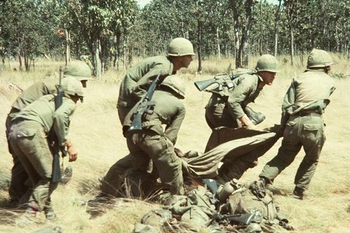 Khoảnh khắc 'sinh ly tử biệt' của lính Mỹ trên chiến trường Việt Nam