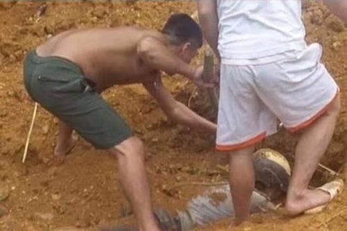Kinh hoàng phát hiện chân người thò ra từ dưới đất và cái kết bất ngờ