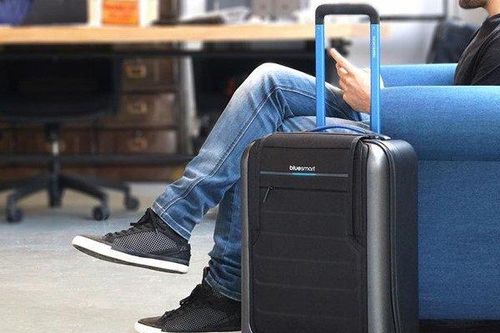 Phát hiện anh nông dân xách súng tháo rời lên máy bay